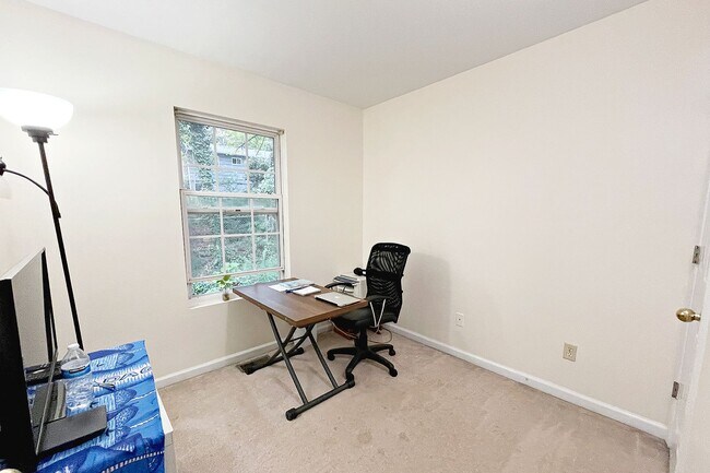 Building Photo - Pet-Friendly Ridgecrest Townhome