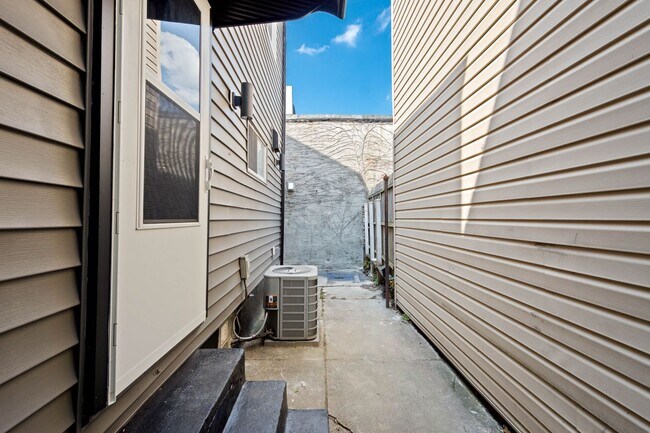 Building Photo - Beautiful 3 Bedroom home in South side available April 15!