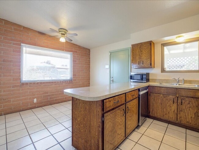 Building Photo - 3 Bedroom 2 Bathroom