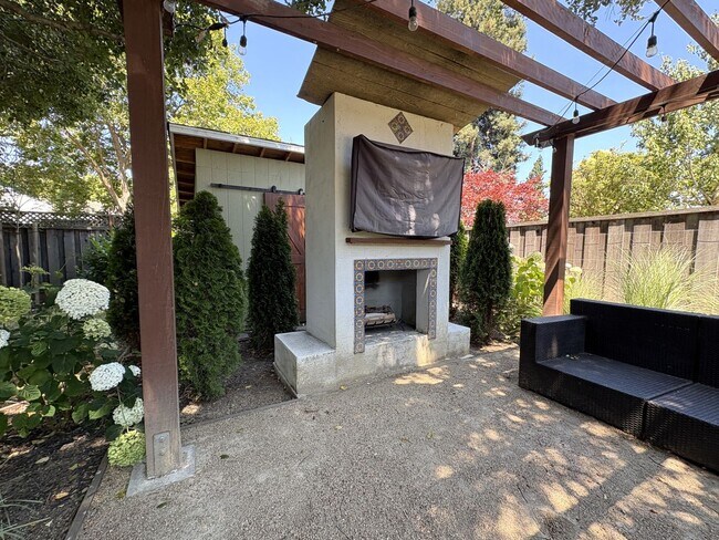 Building Photo - Beautiful 4BD/2BA Menlo Park Home with Lar...
