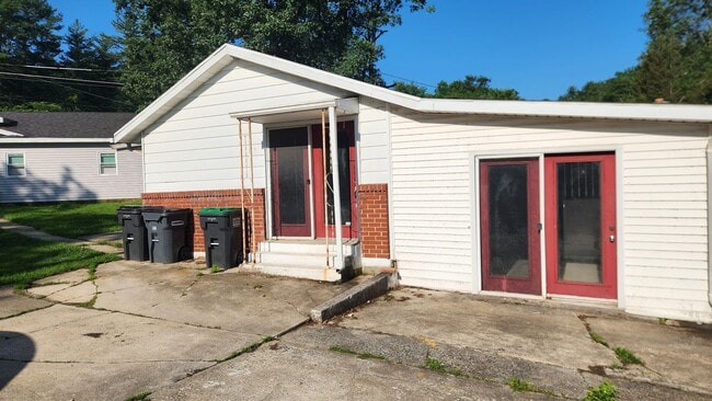 Building Photo - 3 bedroom 1 bathroom