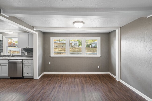 Building Photo - Charming 2 Bedroom Home in KCK! First Month Rent Free!