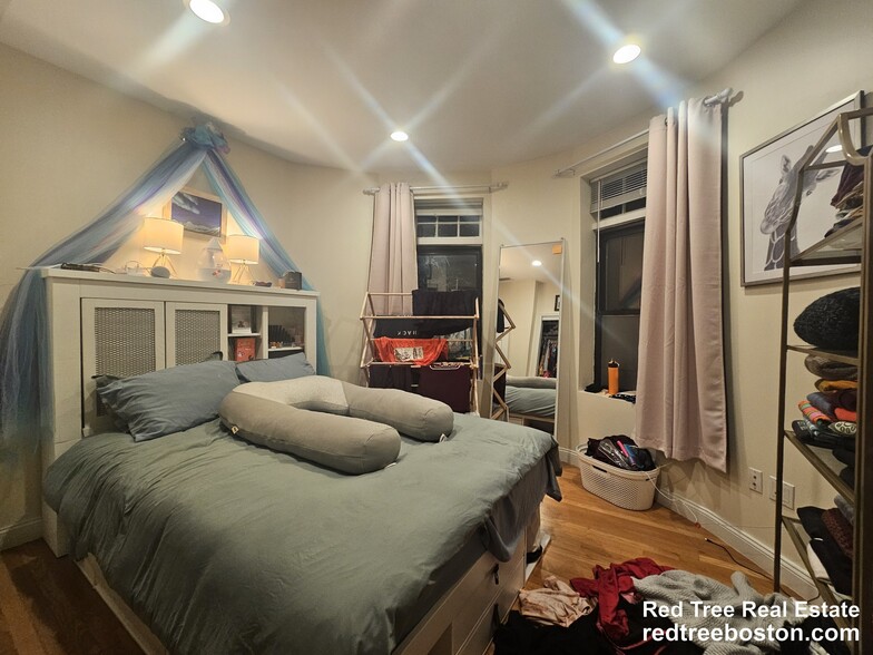 Building Photo - 1801 Beacon St