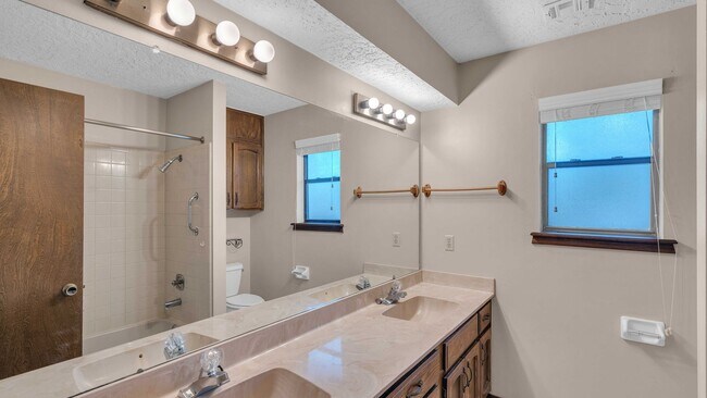 Building Photo - 3 Bed | 2 Bath | Broken Arrow