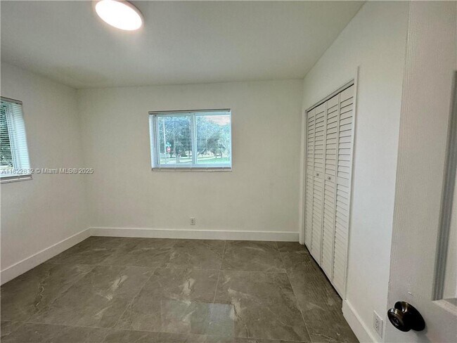 Building Photo - 1400 N Park Rd