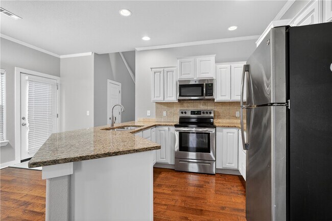 Building Photo - 2304 SW Juniper Ave