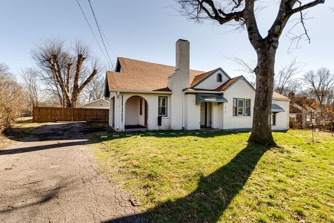Building Photo - Spacious 4 Bed/ 3.5 Bath Home in Madison w Detached Office and Full Bath, 2 Car Garage, 1/2 acres...