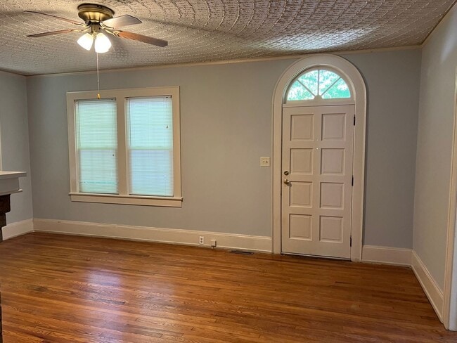 Building Photo - Home with 2 Bedrooms, 2 Baths with Bonus/C...