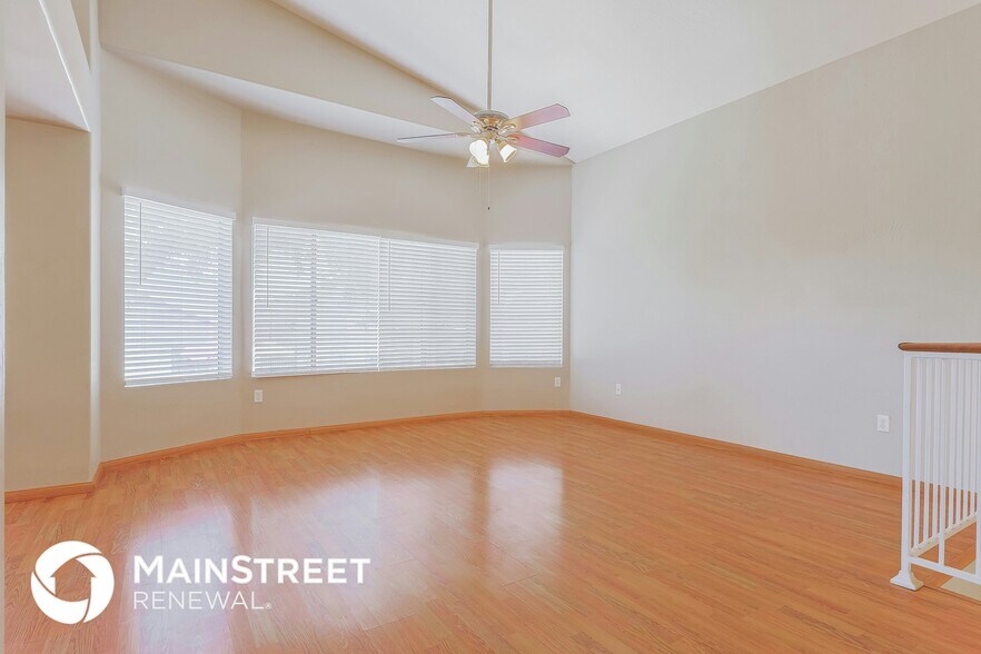 Building Photo - 5062 W Fairview St