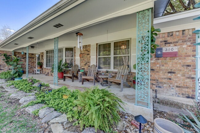 Building Photo - 210 Live Oak Dr