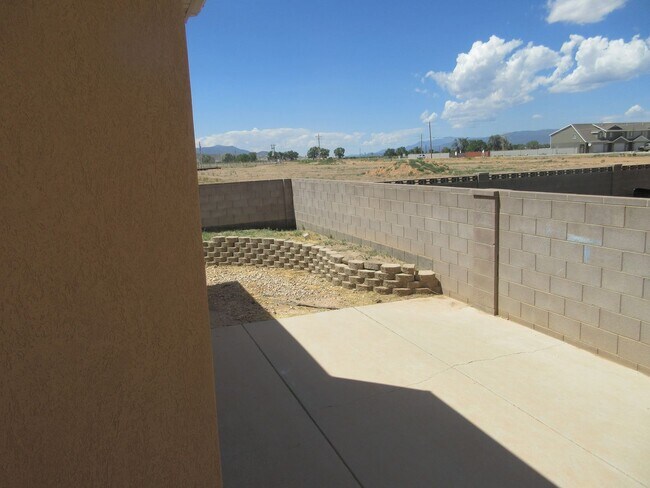 Building Photo - Move-In Bonus!!! 5 bedroom, 3 bath Single Family Home