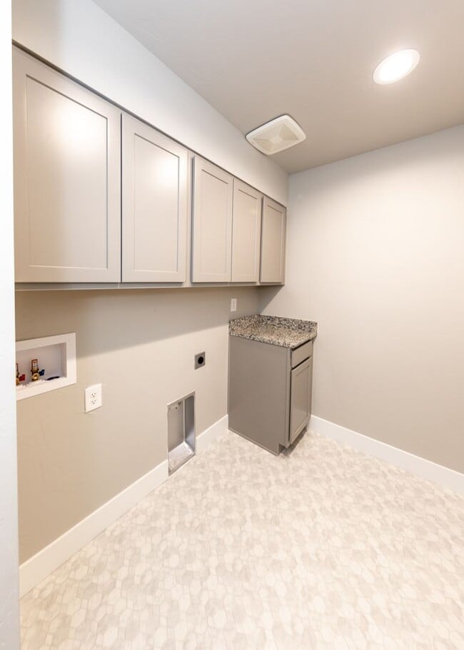 Building Photo - 5389 Sky Top Ln
