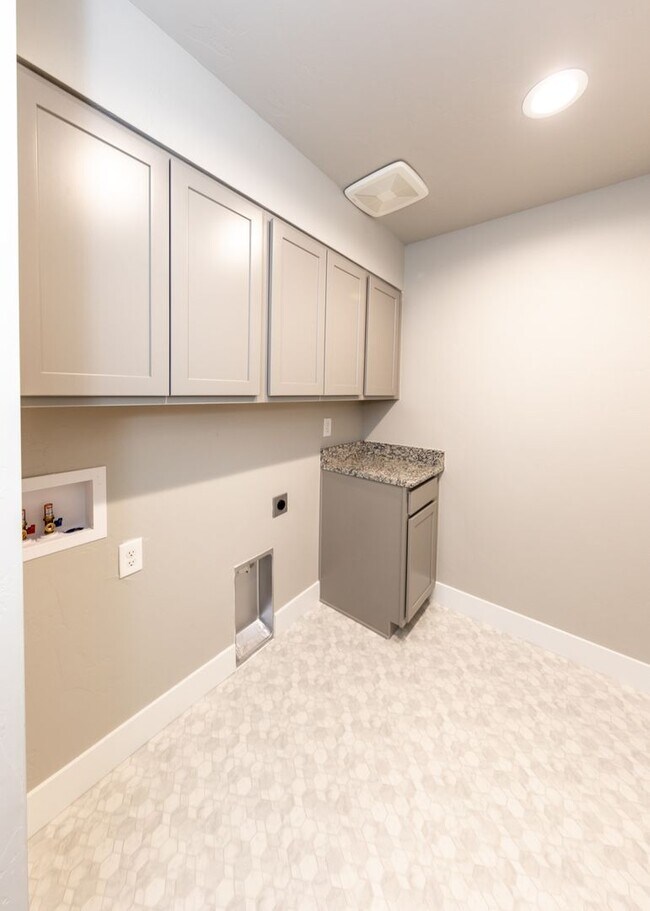Building Photo - Stunning Like New 3 Bedroom Townhome