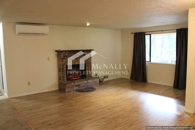 Building Photo - 3 bedroom 1.75 bath home on Peacock Hill