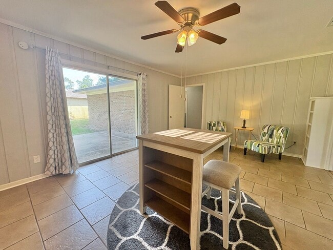 Building Photo - Spacious 3-Bed, 2-Bath Home with Large Sho...