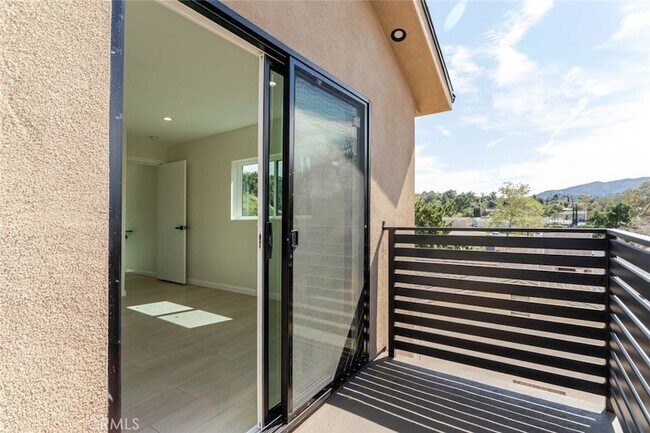 Building Photo - 10787 Las Lunitas Ave
