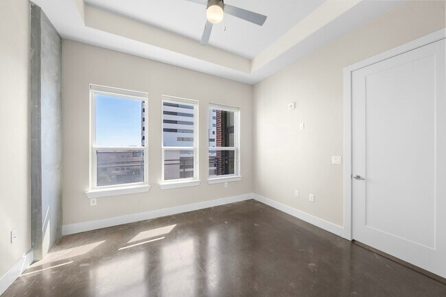 Building Photo - 1825 N San Jacinto Street Unit 641