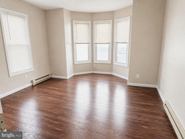Building Photo - 743 E Grape St
