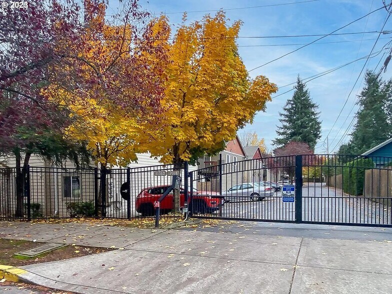 Building Photo - 12014 SE Bush St