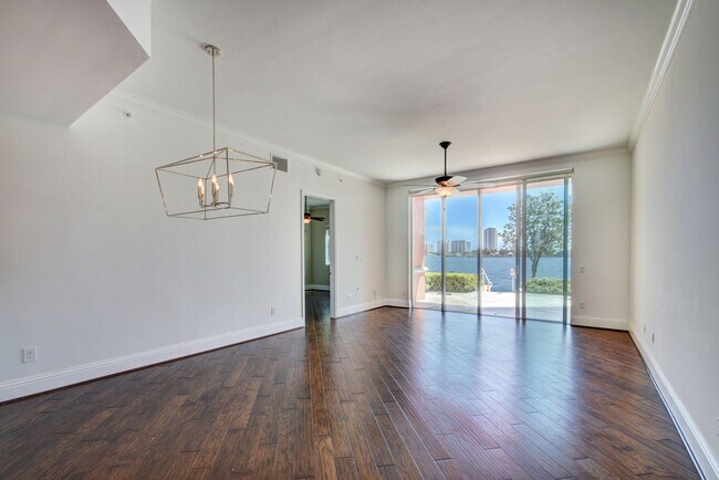 Building Photo - 2640 Lake Shore Dr