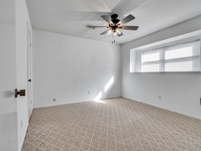 Building Photo - 418 Oakhill Dr