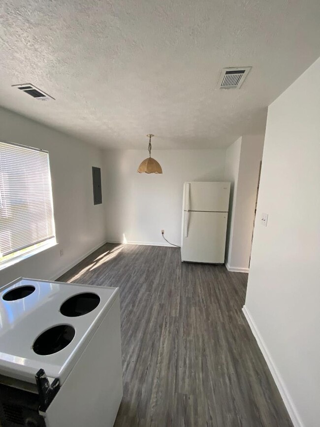 Building Photo - 98 Andrea Dr