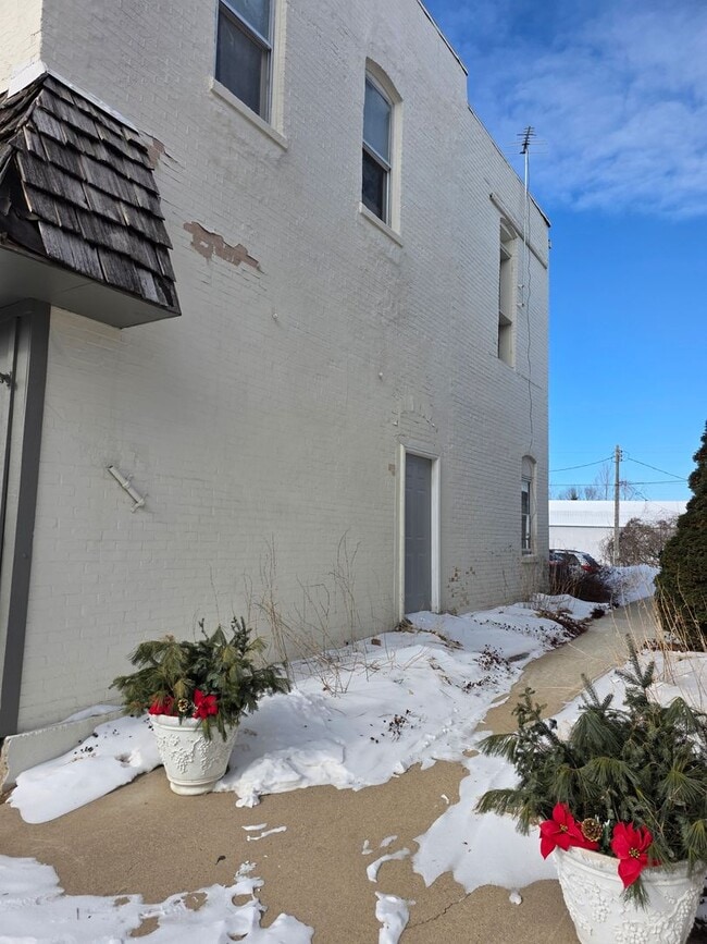 Building Photo - 135 E Main St