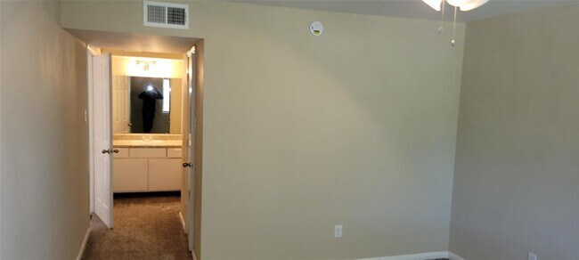 Building Photo - 5625 Antoine Dr