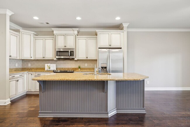 Building Photo - 3 BR/2.5 BA Luxury Townhome
