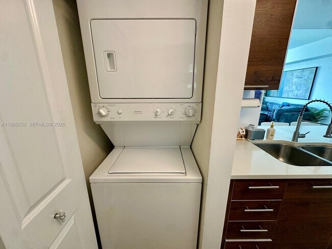 Building Photo - 480 Hibiscus St