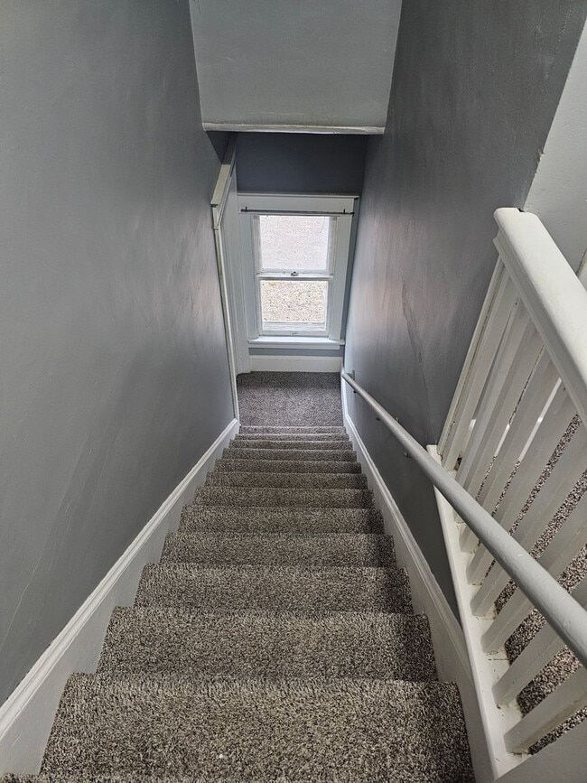 Building Photo - 606-608 W 9th Street