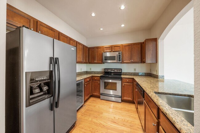 Building Photo - Downtown Luxury Condo with Rooftop Views -...