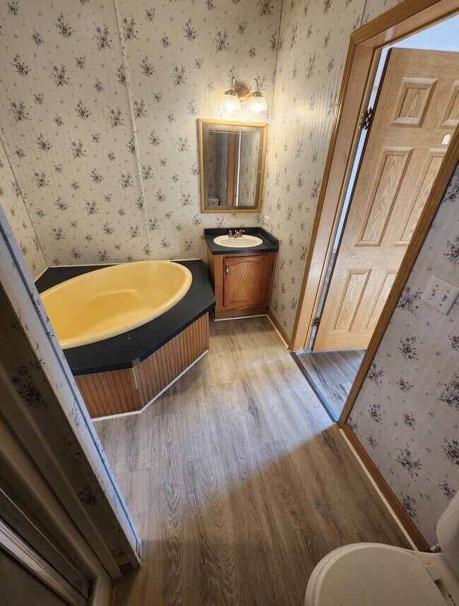 Building Photo - 3 Bed 2 Bath