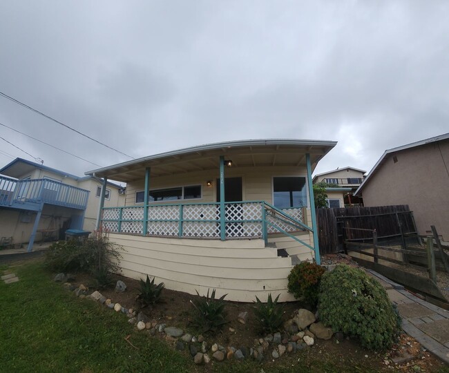 Building Photo - Views of Morro Bay in this cozy hillside cottage!