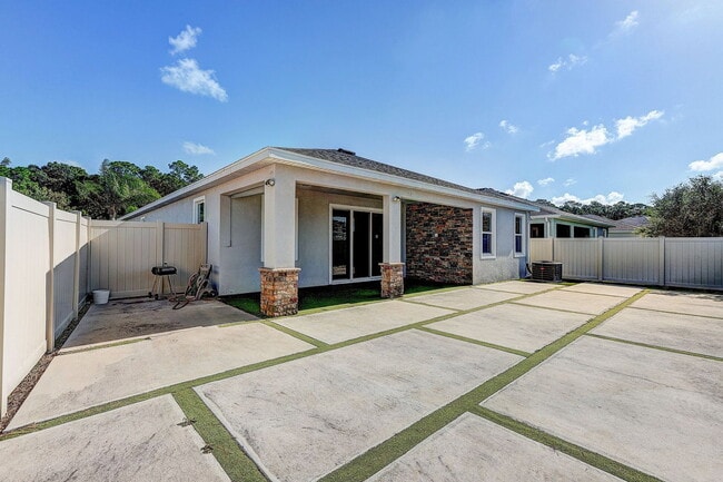 Building Photo - 32848 Sand Creek Dr