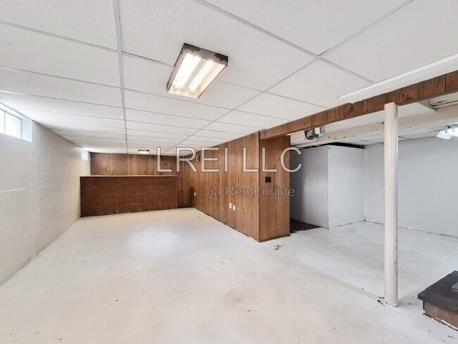 Building Photo - 818 Iroquois Ave