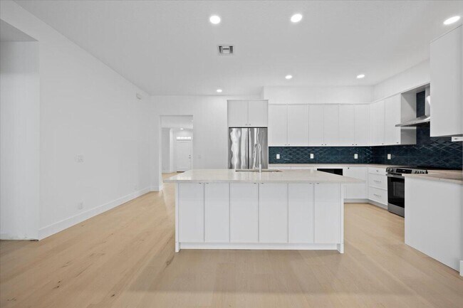 Building Photo - 204 Clocktower Dr