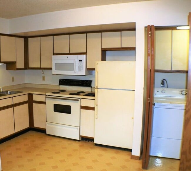 Building Photo - $1,125 | 2 Bedroom, 1 Bathroom Condo | Pet Friendly* | Available for August 1st, 2026 Move In!