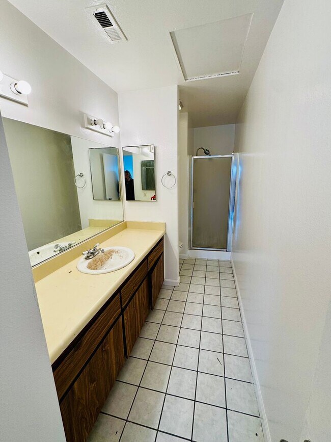 Building Photo - COMING SOON - 3 Bedroom 2 Bath Condo in Hawaiian Gardens