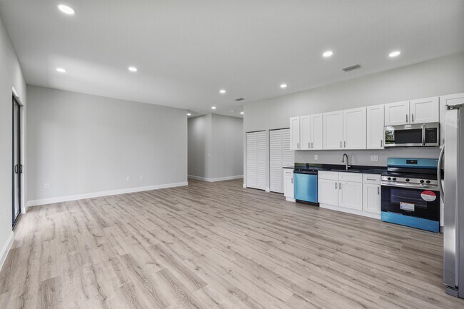 Building Photo - 556 Sherwood Ave S