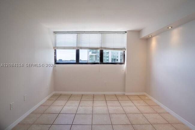 Building Photo - 555 NE 30th St
