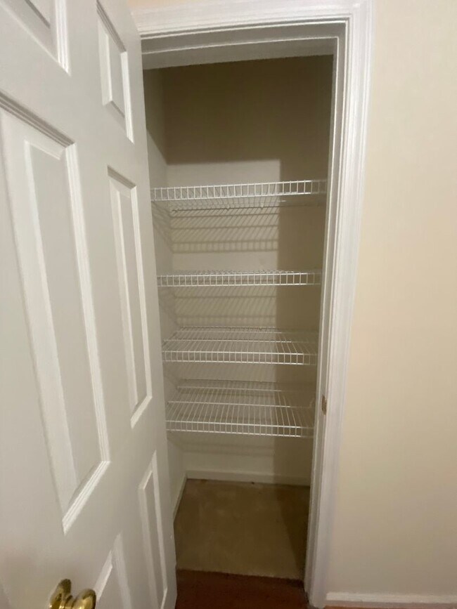 Building Photo - Spacious 3 Bedroom 2.5 Bathroom Home in Randolph Neighborhood