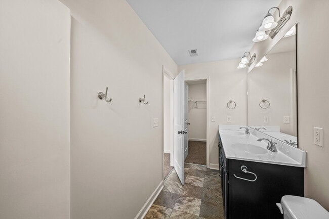 Building Photo - Charming 2-Bedroom, 2.5 Baths Townhouse in...