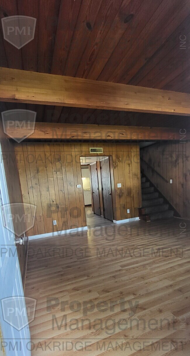 Building Photo - 2 Bed 1.5 Bath Townhome