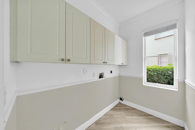 Building Photo - 5878 Bay Hill Cir