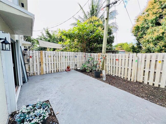 Building Photo - 1121-1123 N Andrews Ave