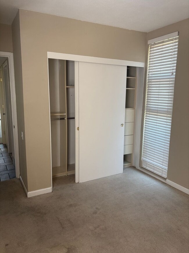 Building Photo - Lovely, 2 Bedroom 1.5 bath townhome nestle...