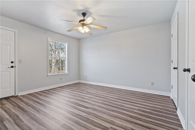 Building Photo - 884 W Holly St