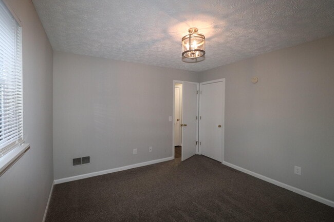 Building Photo - 320 Lakeview Dr