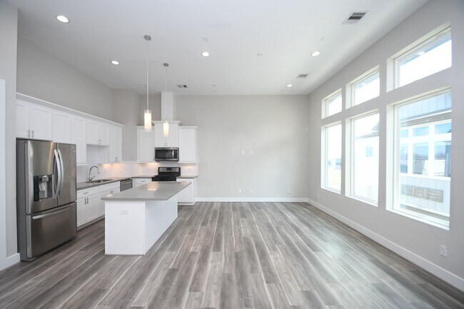 Building Photo - 5904 Gardendale Dr